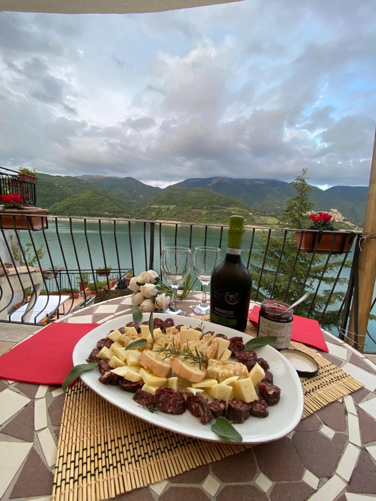Colle di Tora B&B La Casetta Sul Lago מראה חיצוני תמונה