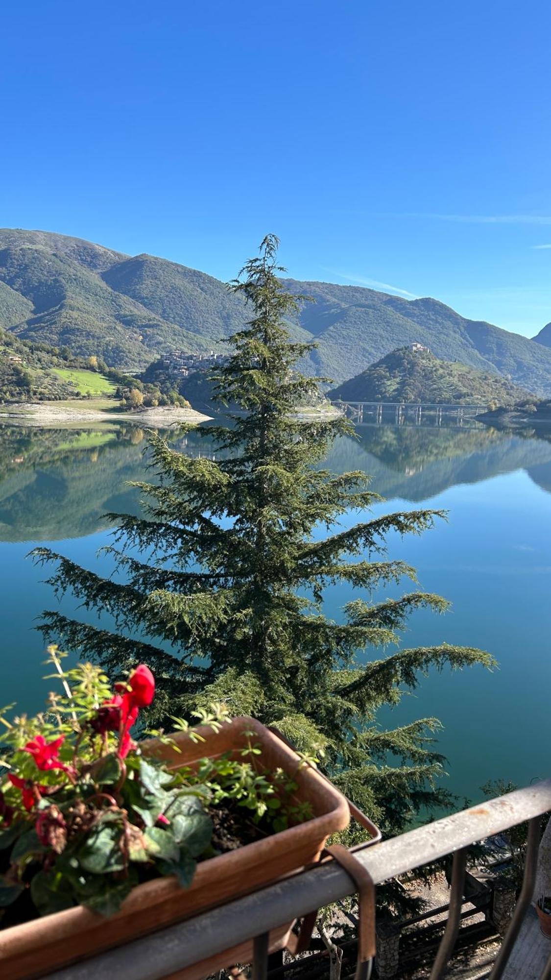 Colle di Tora B&B La Casetta Sul Lago מראה חיצוני תמונה